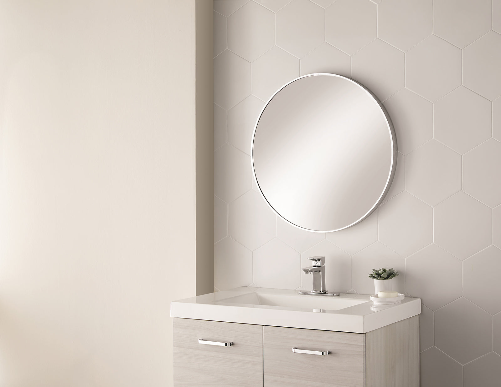 Aluminum Frame Wall-Mounted Round Mirror-Silver